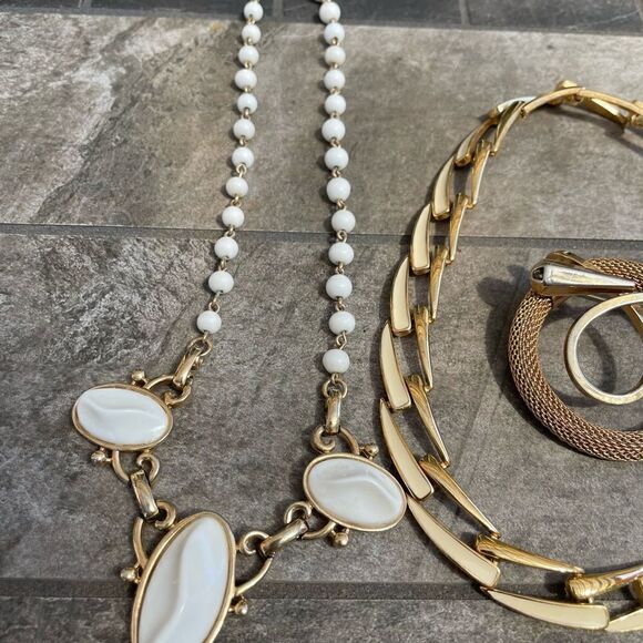 Vintage Monet plus other choker necklaces and a gold tone broach - Picture 10 of 13